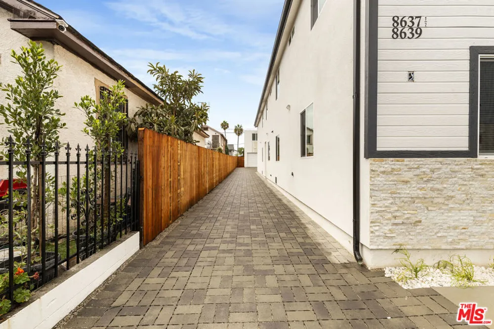 8637 Orchard Avenue Los Angeles, CA 90044