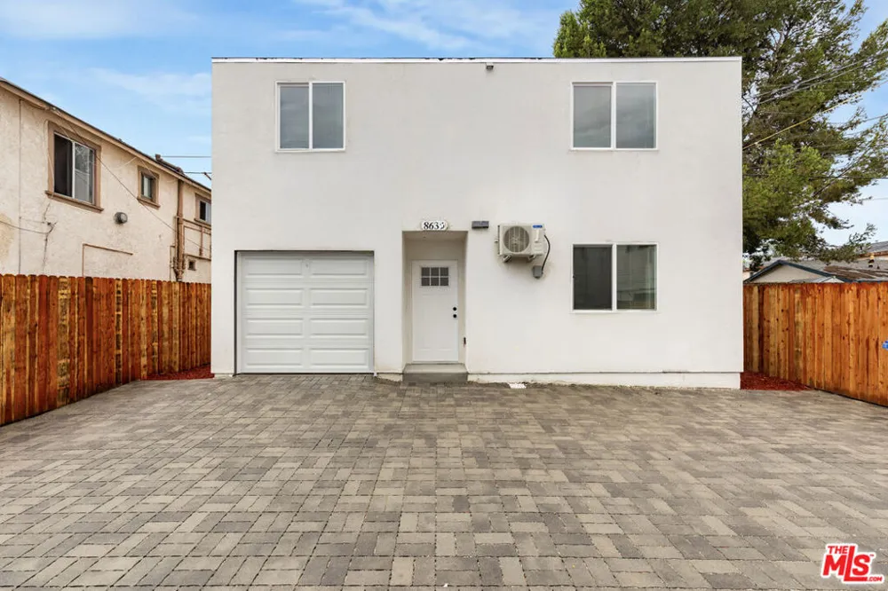 8637 Orchard Avenue Los Angeles, CA 90044