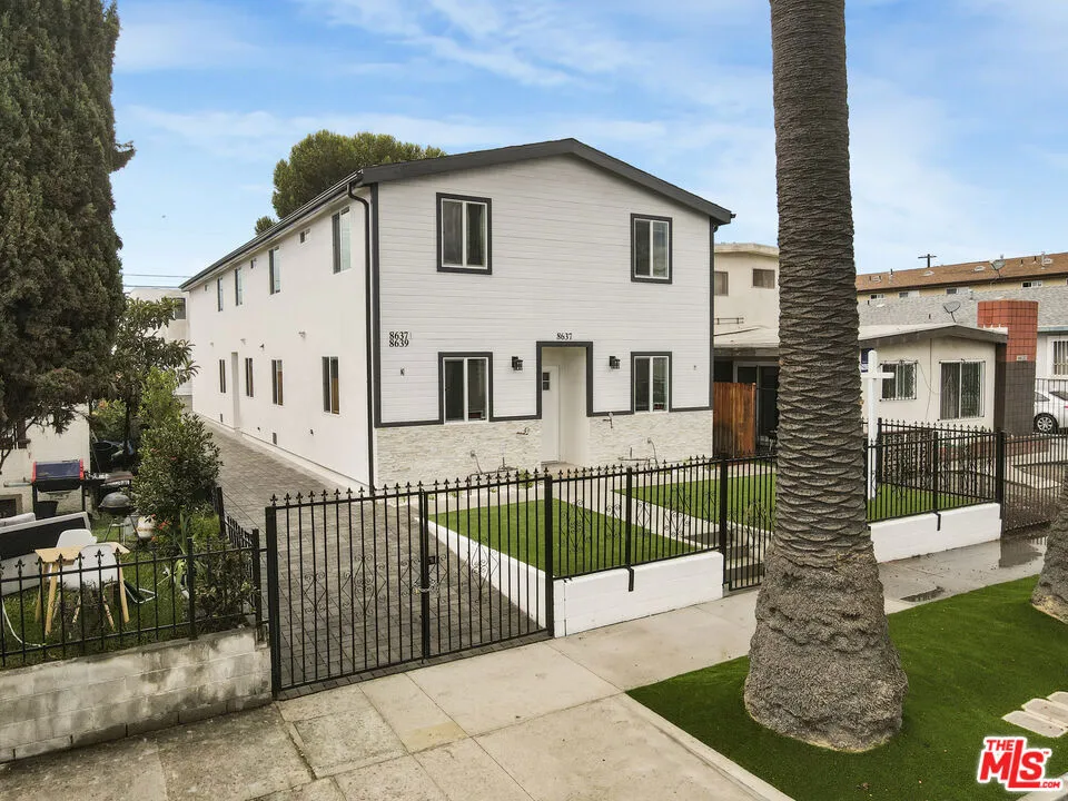 8637 Orchard Avenue Los Angeles, CA 90044