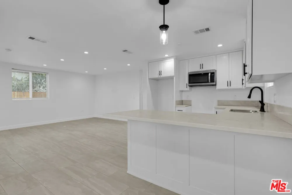 8637 Orchard Avenue Los Angeles, CA 90044