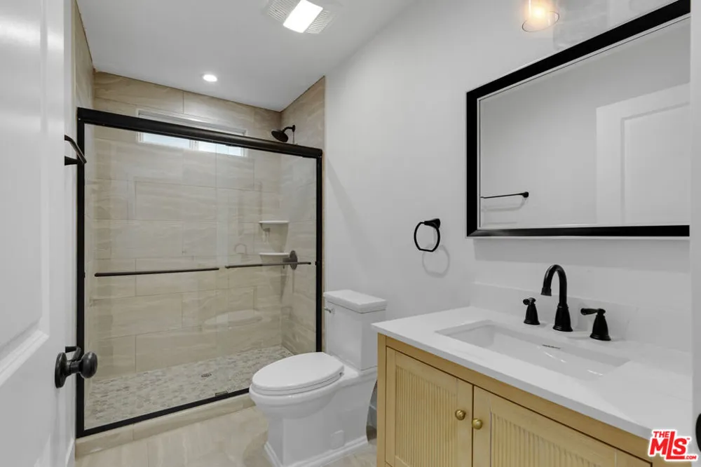 8637 Orchard Avenue Los Angeles, CA 90044