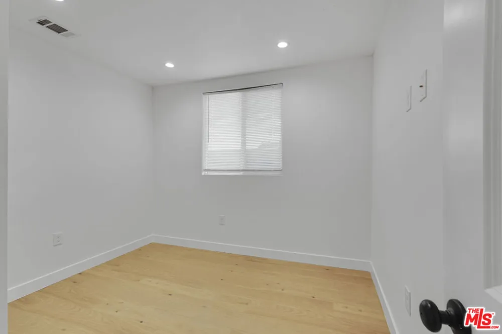 8637 Orchard Avenue Los Angeles, CA 90044