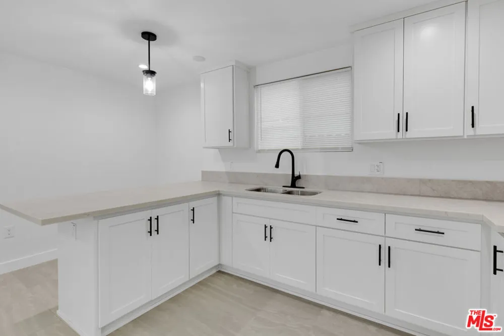 8637 Orchard Avenue Los Angeles, CA 90044