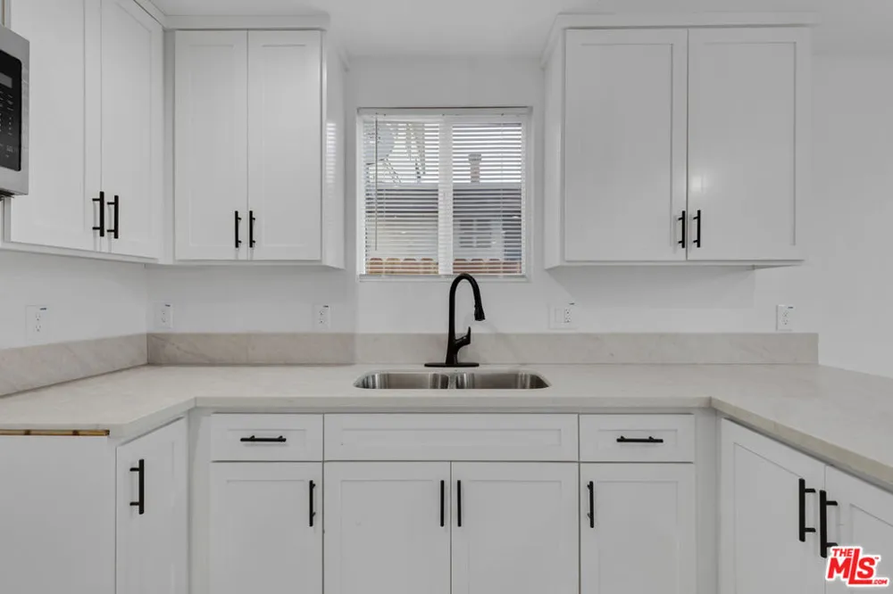 8637 Orchard Avenue Los Angeles, CA 90044