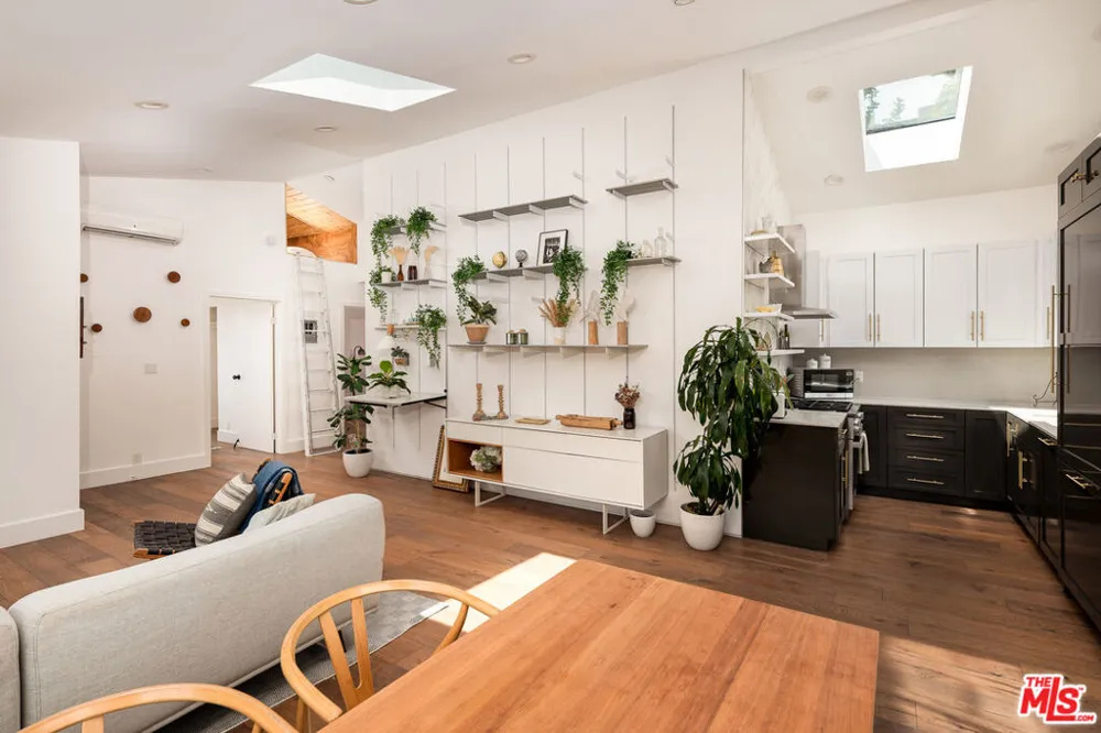 1851 Lobdell Place Los Angeles, CA 90026
