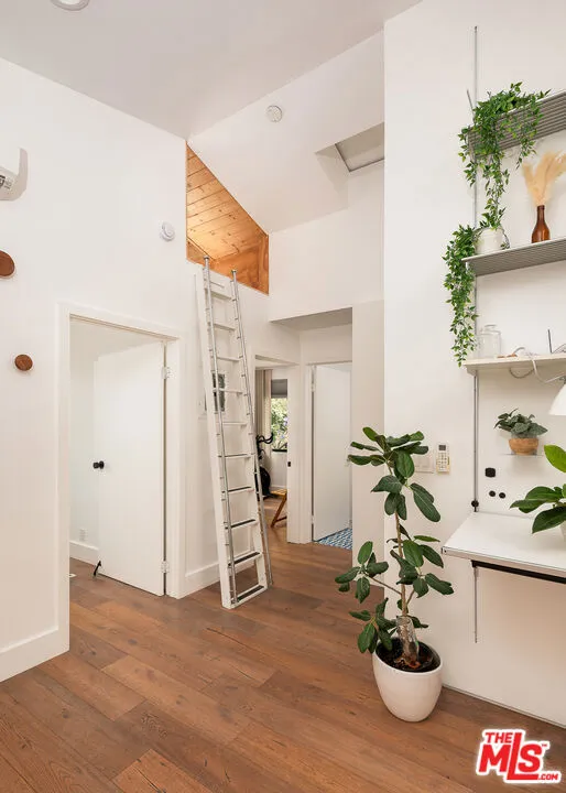 1851 Lobdell Place Los Angeles, CA 90026