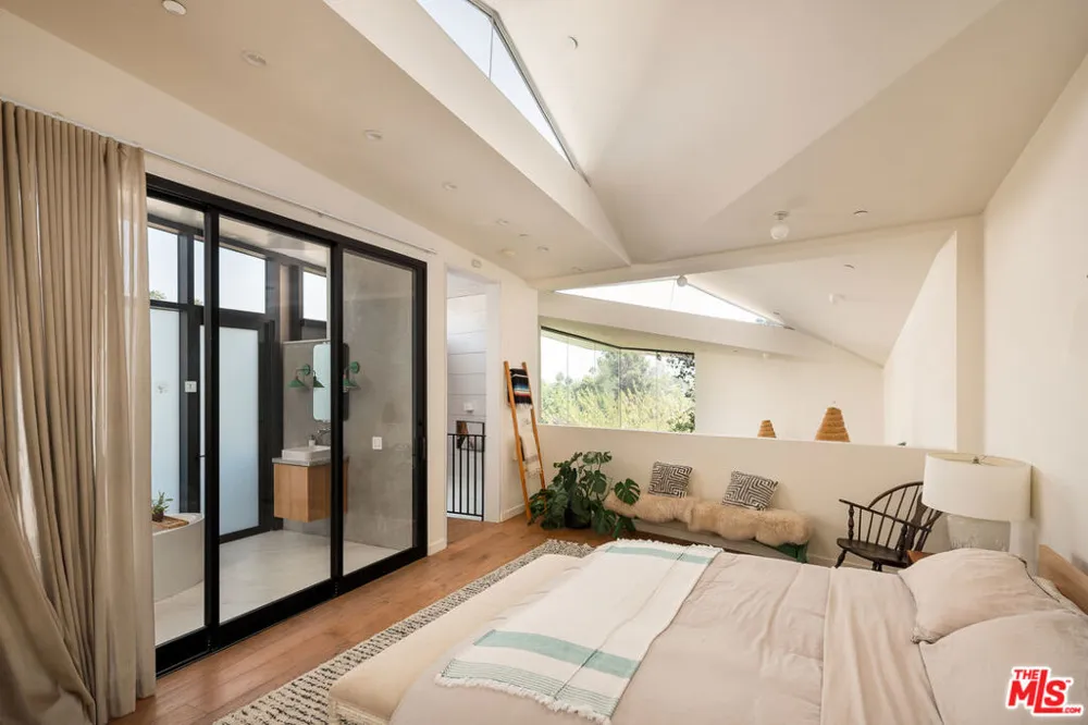 1851 Lobdell Place Los Angeles, CA 90026