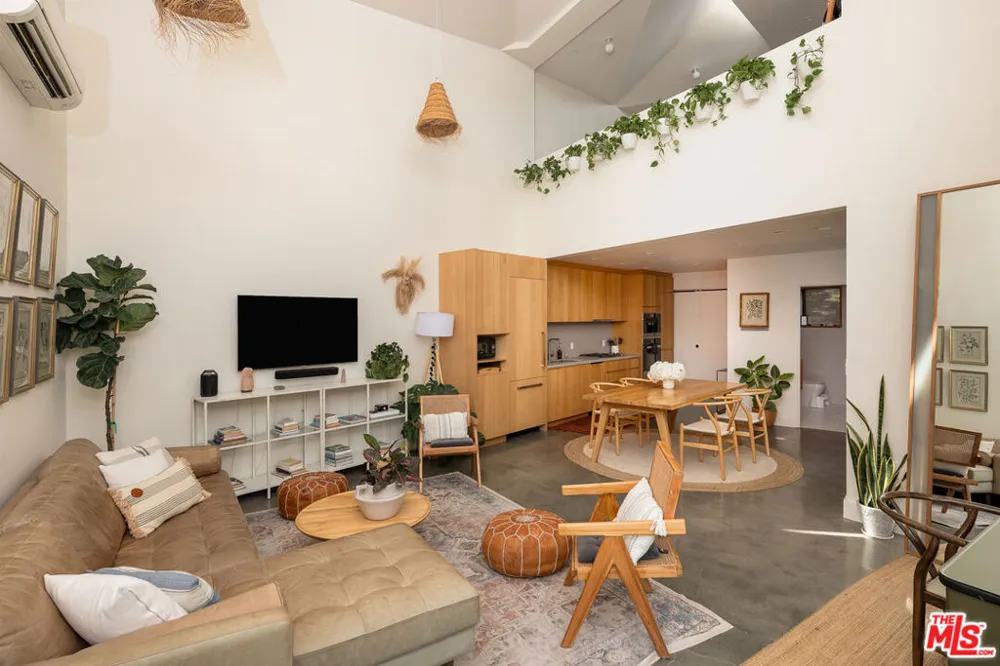 1851 Lobdell Place Los Angeles, CA 90026