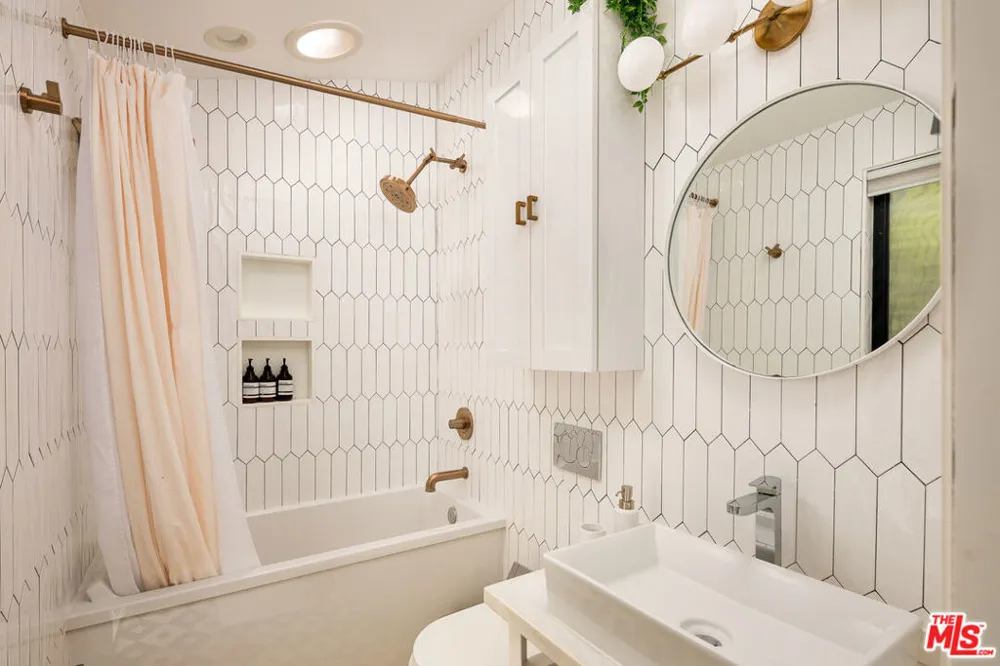 1851 Lobdell Place Los Angeles, CA 90026