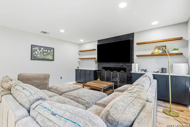 227 W HIGHLAND DR Boerne, TX 78006