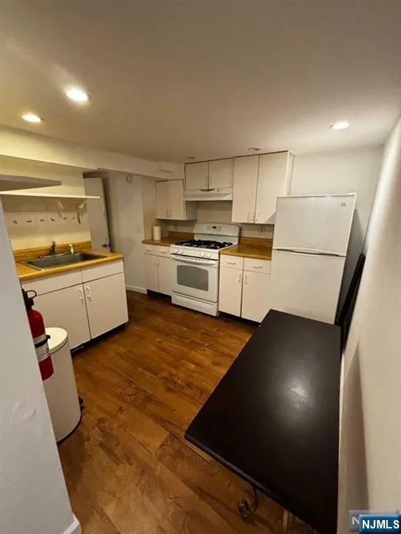 703 Teneyck Avenue 1 Lyndhurst, NJ 07071