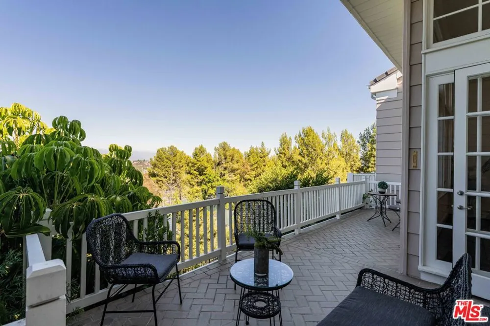2204 The Terrace Los Angeles, CA 90049