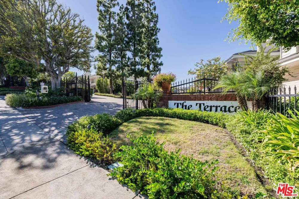 2204 The Terrace Los Angeles, CA 90049