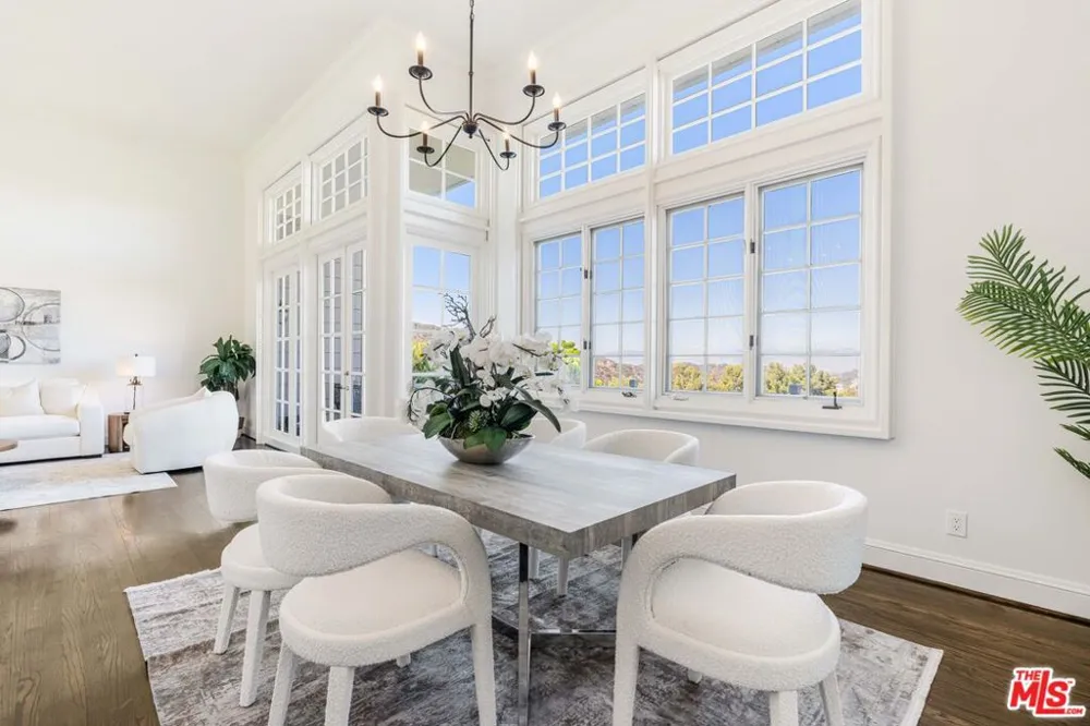 2204 The Terrace Los Angeles, CA 90049