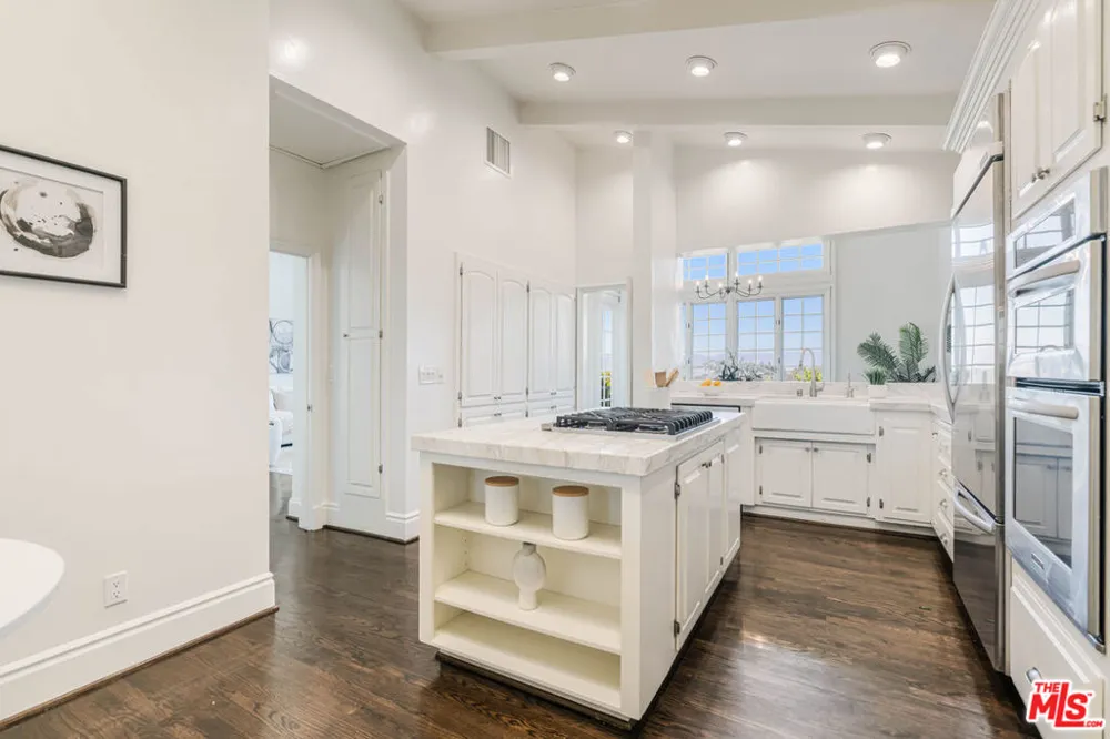 2204 The Terrace Los Angeles, CA 90049