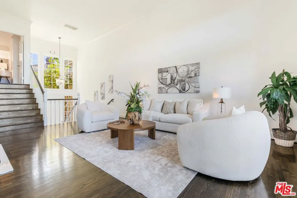 2204 The Terrace Los Angeles, CA 90049
