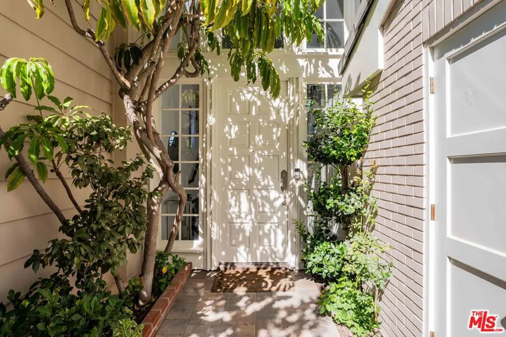 2204 The Terrace Los Angeles, CA 90049