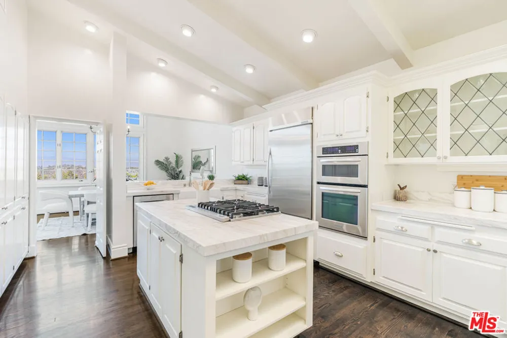 2204 The Terrace Los Angeles, CA 90049