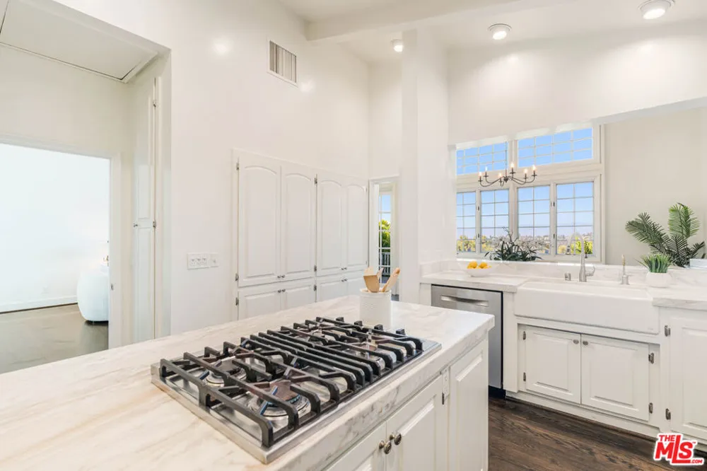 2204 The Terrace Los Angeles, CA 90049