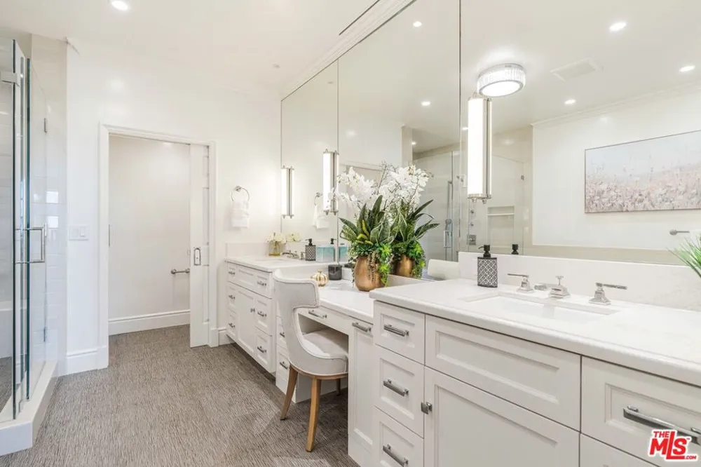 2204 The Terrace Los Angeles, CA 90049