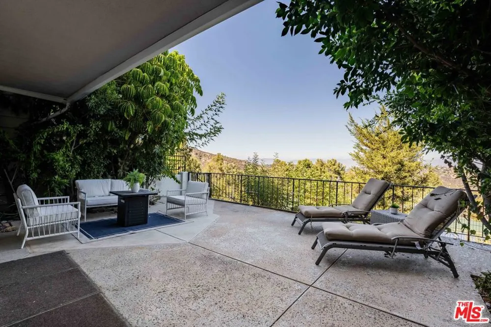 2204 The Terrace Los Angeles, CA 90049