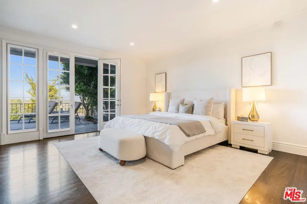 2204 The Terrace Los Angeles, CA 90049