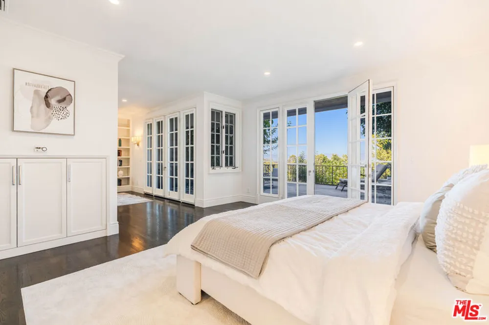 2204 The Terrace Los Angeles, CA 90049