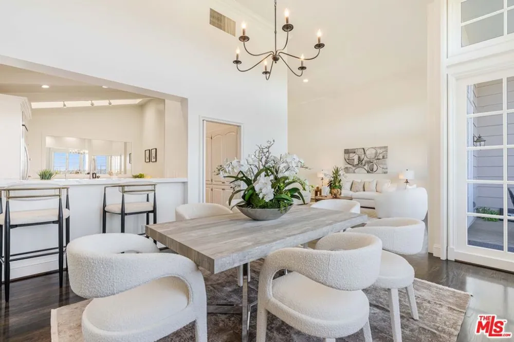 2204 The Terrace Los Angeles, CA 90049