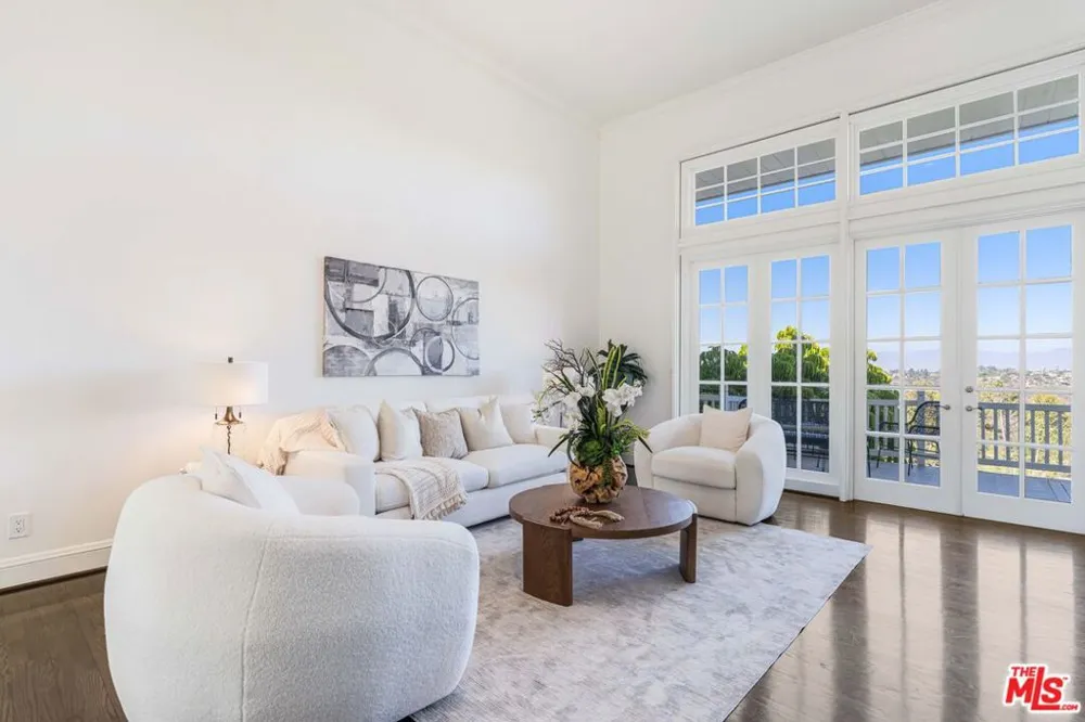 2204 The Terrace Los Angeles, CA 90049