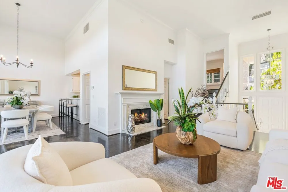 2204 The Terrace Los Angeles, CA 90049