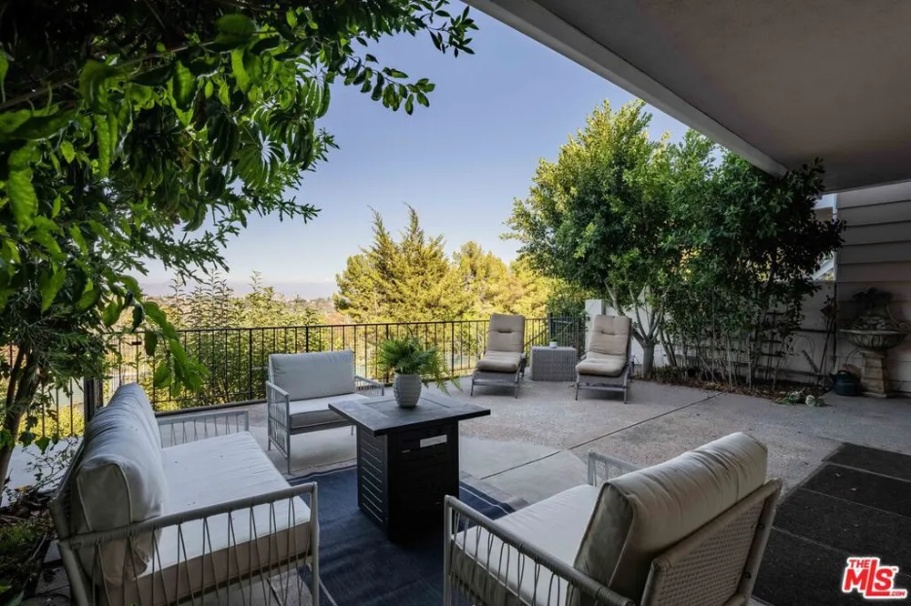 2204 The Terrace Los Angeles, CA 90049
