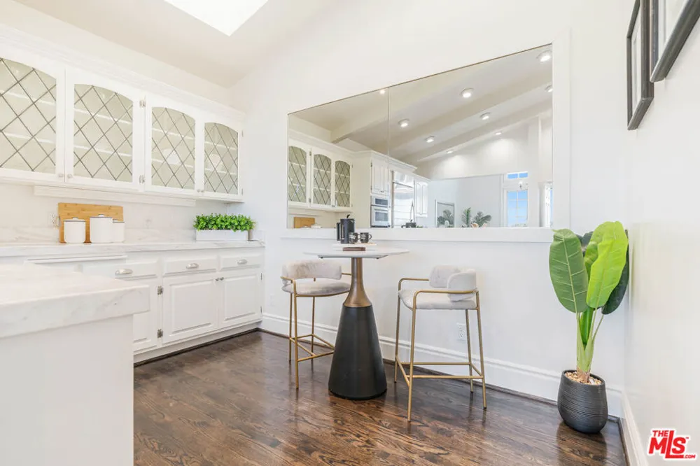 2204 The Terrace Los Angeles, CA 90049
