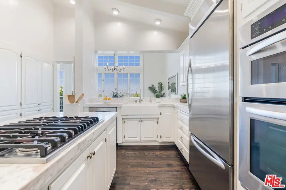 2204 The Terrace Los Angeles, CA 90049