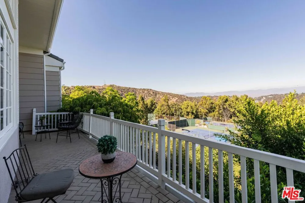 2204 The Terrace Los Angeles, CA 90049