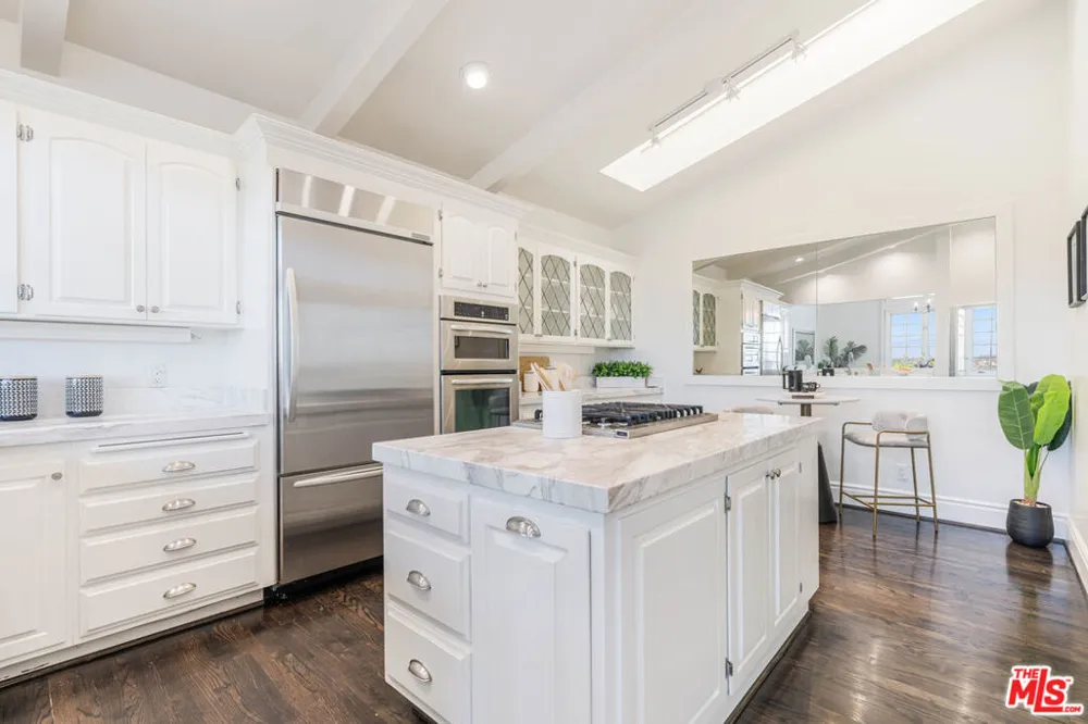 2204 The Terrace Los Angeles, CA 90049