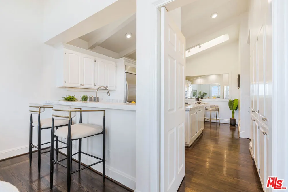 2204 The Terrace Los Angeles, CA 90049