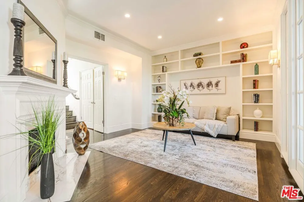 2204 The Terrace Los Angeles, CA 90049
