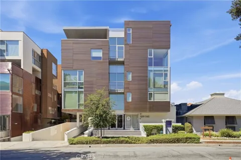 141 S Hudson Avenue #403