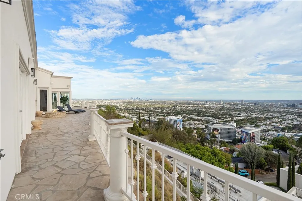 8527 Hedges Way Los Angeles, CA 90069
