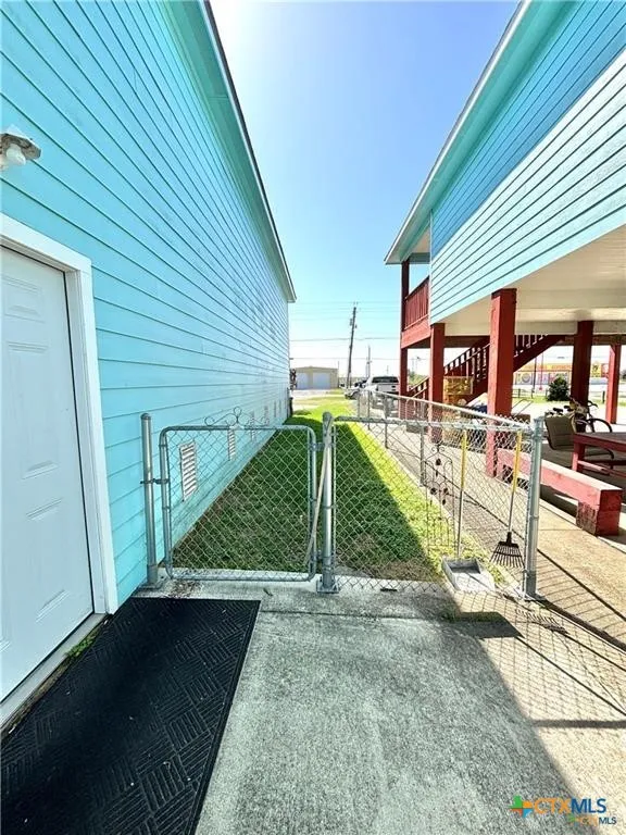 512 W Adams Street Port O'Connor, TX 77982