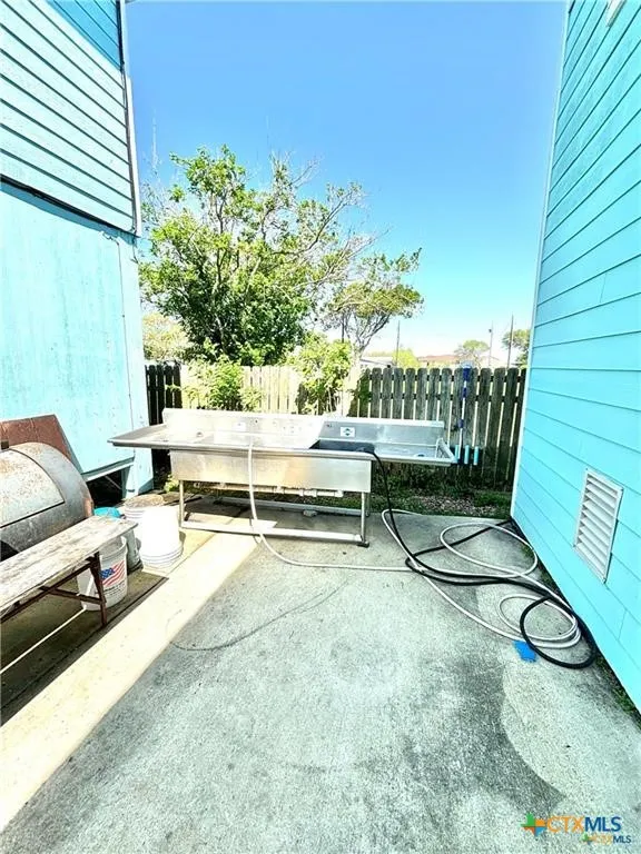 512 W Adams Street Port O'Connor, TX 77982
