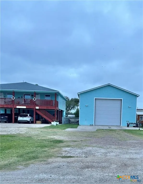 512 W Adams Street Port O'Connor, TX 77982
