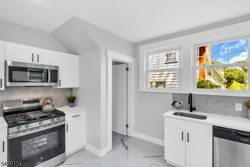 25 Laurel Ave East Orange City, NJ 07017