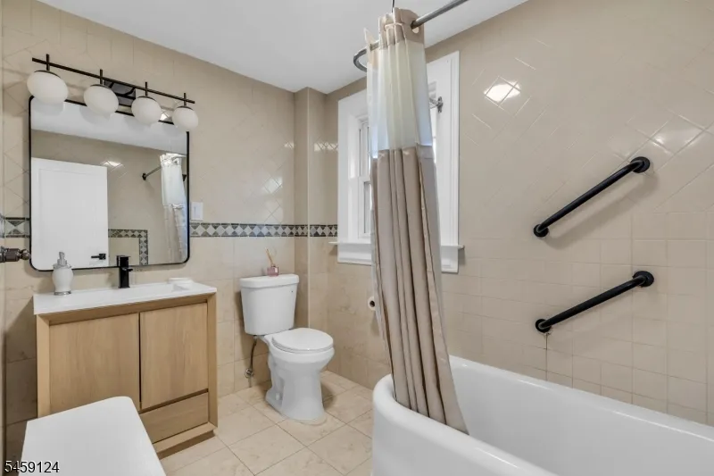 25 Laurel Ave East Orange City, NJ 07017