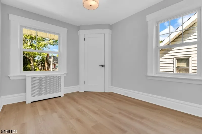 25 Laurel Ave East Orange City, NJ 07017