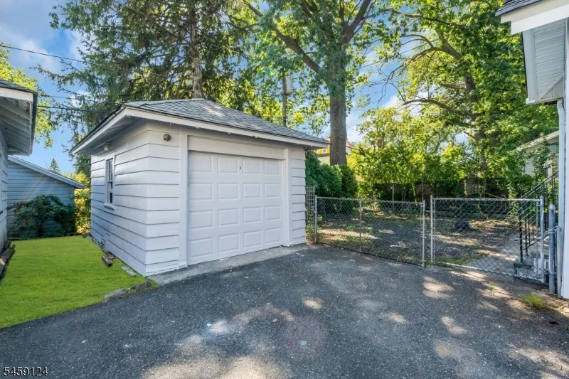 25 Laurel Ave East Orange City, NJ 07017