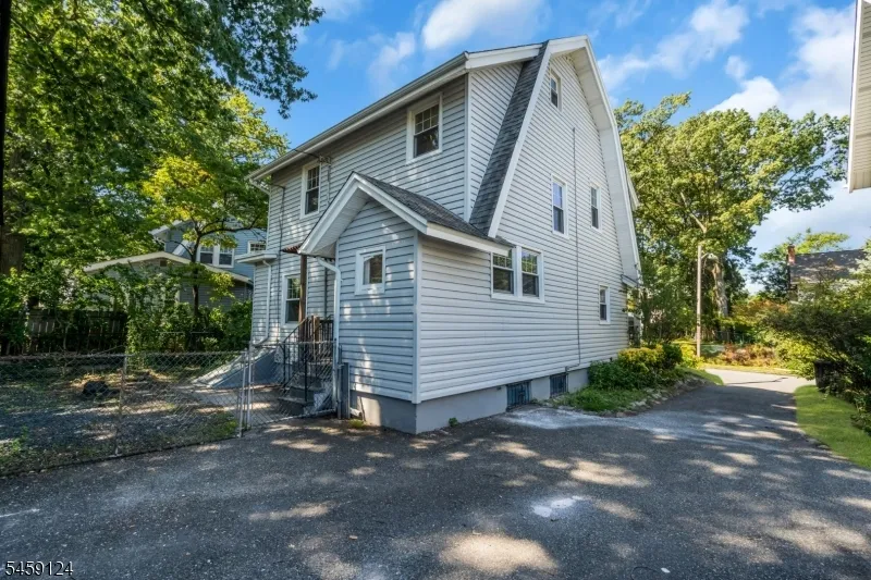 25 Laurel Ave East Orange City, NJ 07017