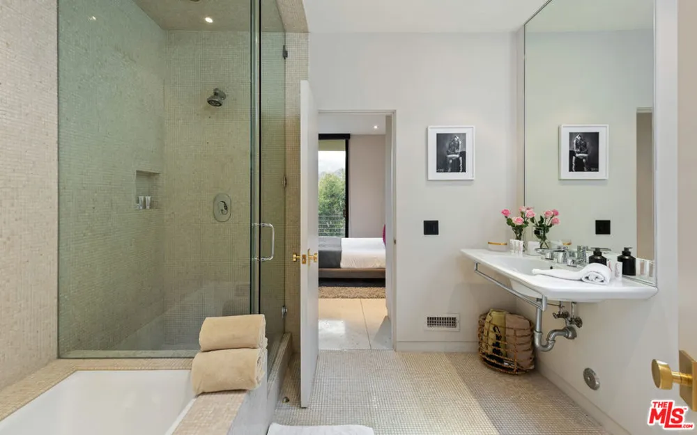 10556 Fontenelle Way Los Angeles, CA 90077