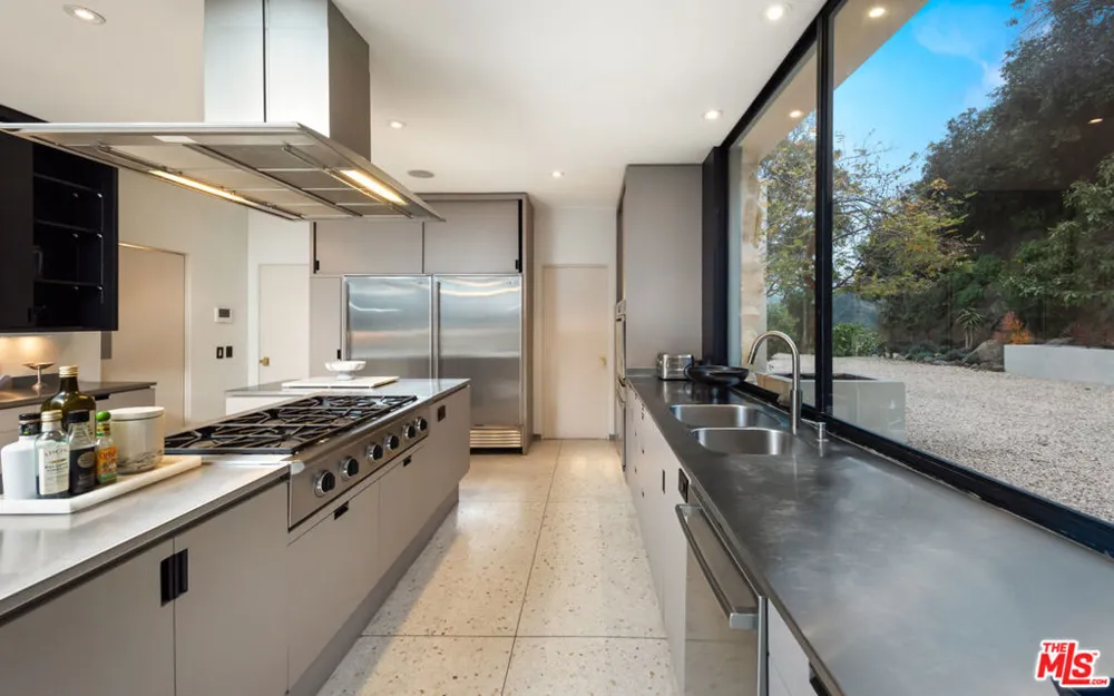 10556 Fontenelle Way Los Angeles, CA 90077