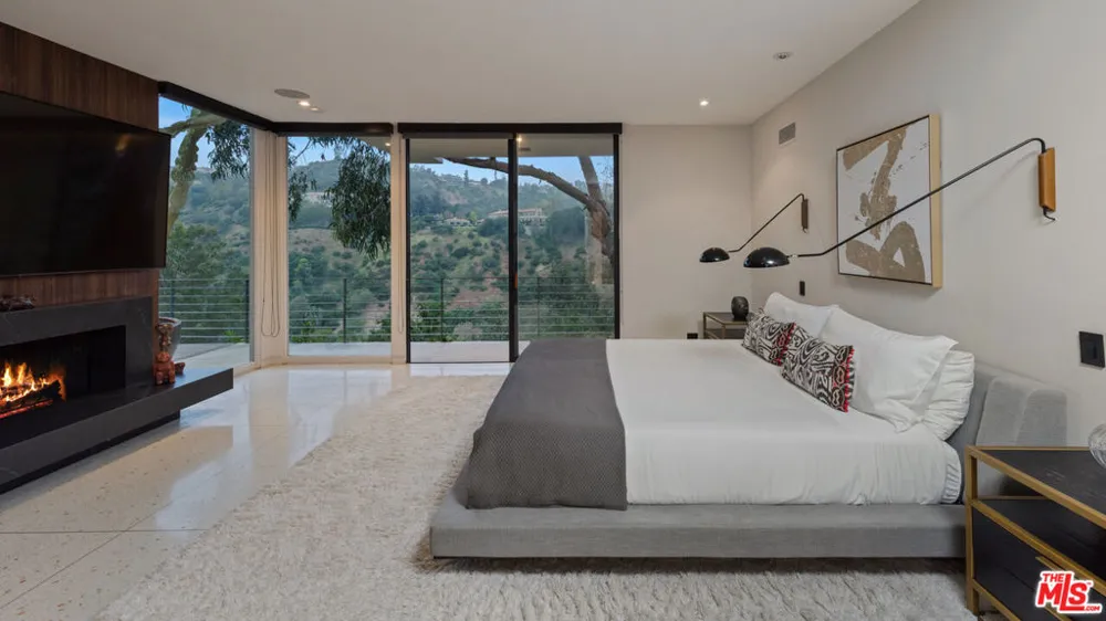 10556 Fontenelle Way Los Angeles, CA 90077